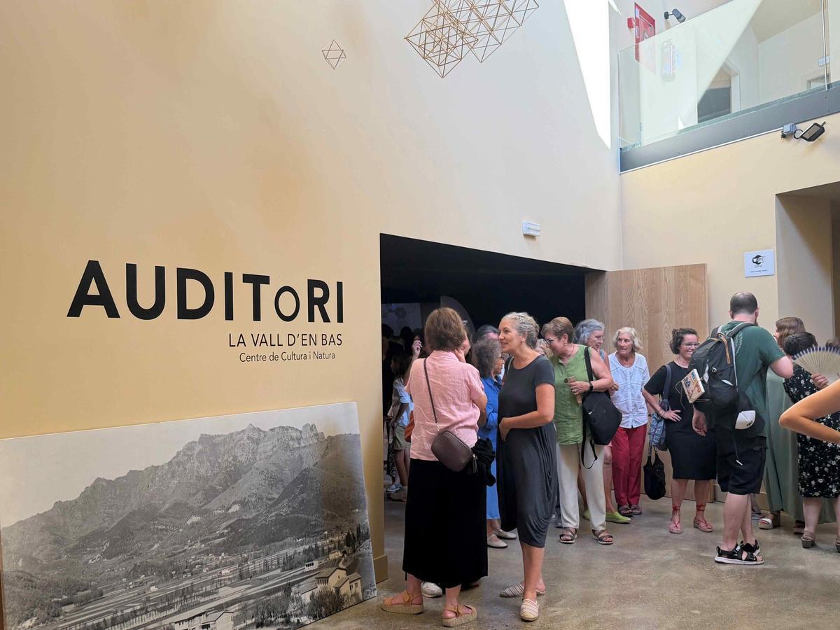 Assistents a l'entrada de l'Auditori de Can Trona durant l'acte de divendres.
