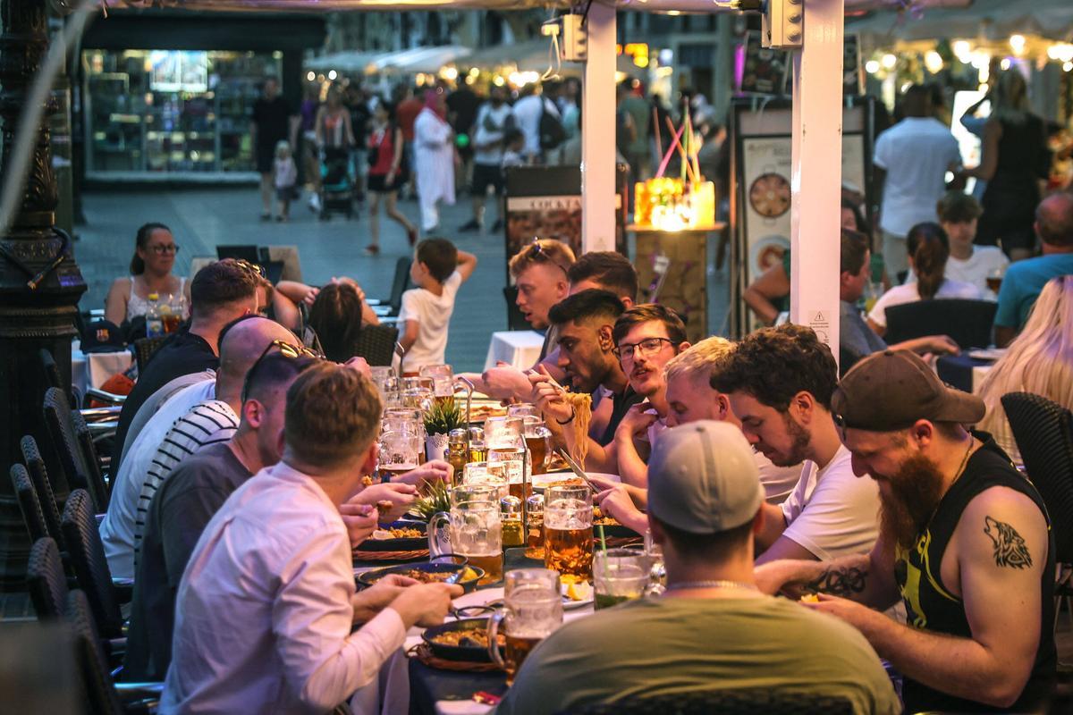 La Rambla més indòmita insisteix a imposar les begudes XXL a preu d’or