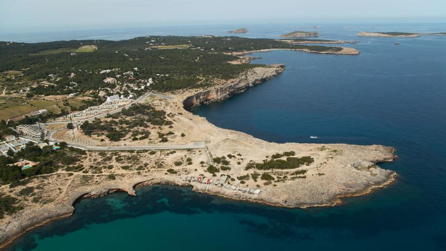 Vista aérea de la zona de Punta Pedrera, en la costa de Sant Josep, protegida como ANEI. | XAVI DURÁN
