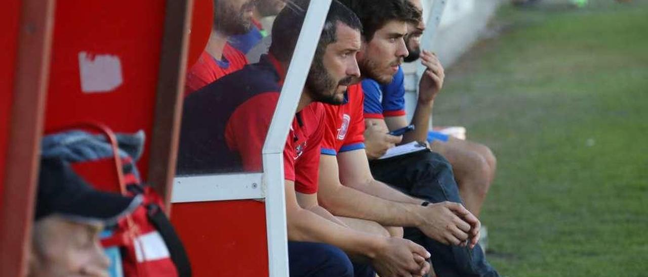 Fernando Currás, en el banquillo de O Couto. // Jesús Regal