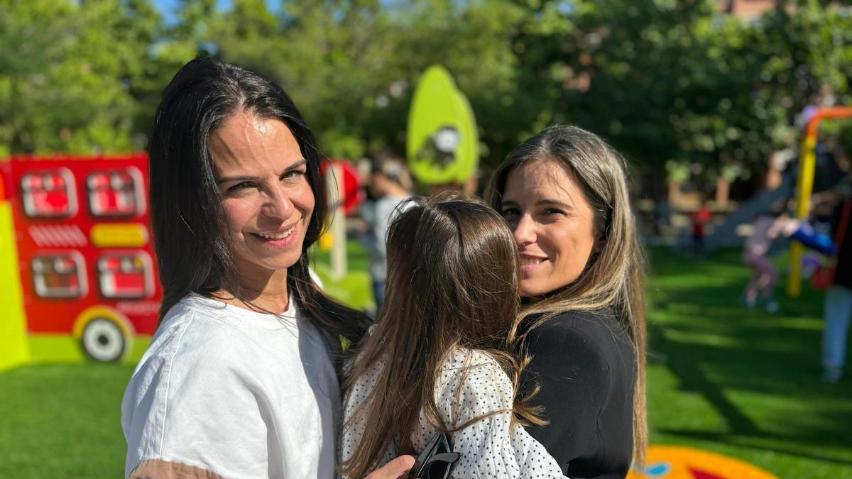 Pilar, Carmen y Silvia, de izquierda a derecha, en un parque de Badajoz.