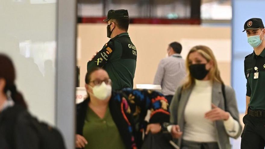 Tres de cada 10 españoles usan las mascarillas durante demasiado tiempo.