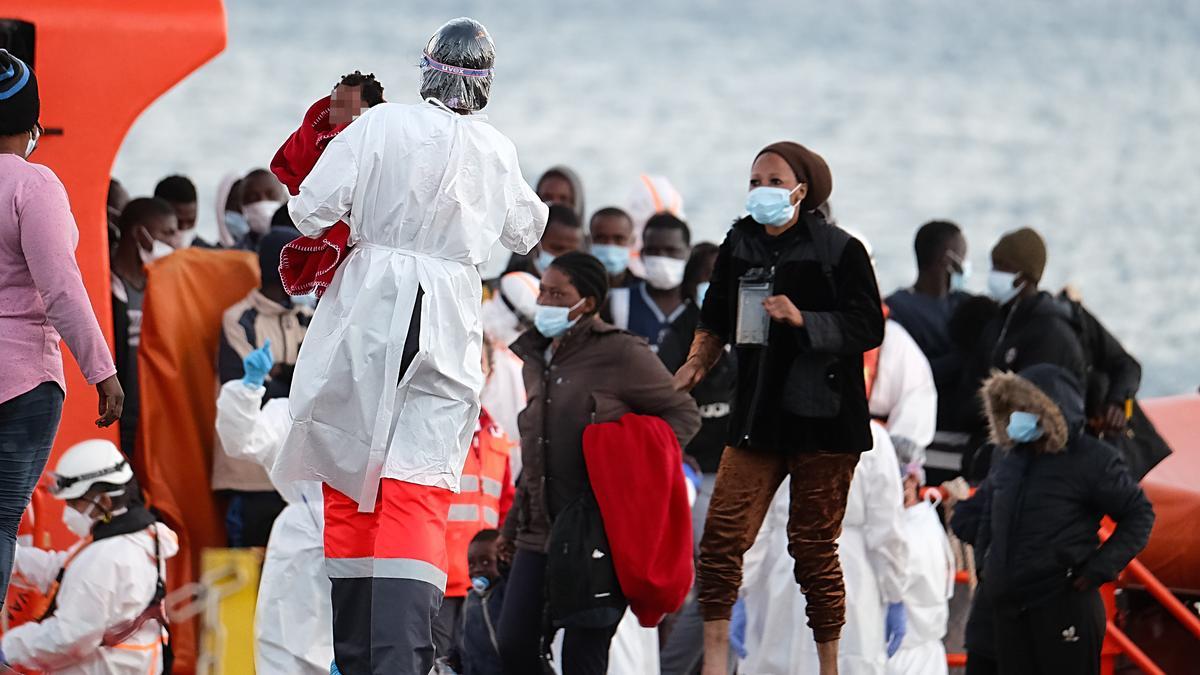 Una sanitaria atiende a un grupo de migrantes tras el rescate del buque Salvamar Mizar a una patera en Fuerteventura en imagen de archivo.