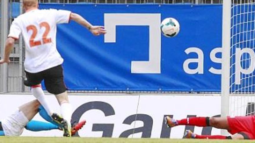 Diego Alves salva un mano a mano con un jugador del conjunto alemán.