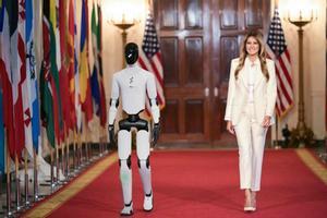 La primera dama de EE. UU. impulsa la educación en IA junto a un robot humanoide