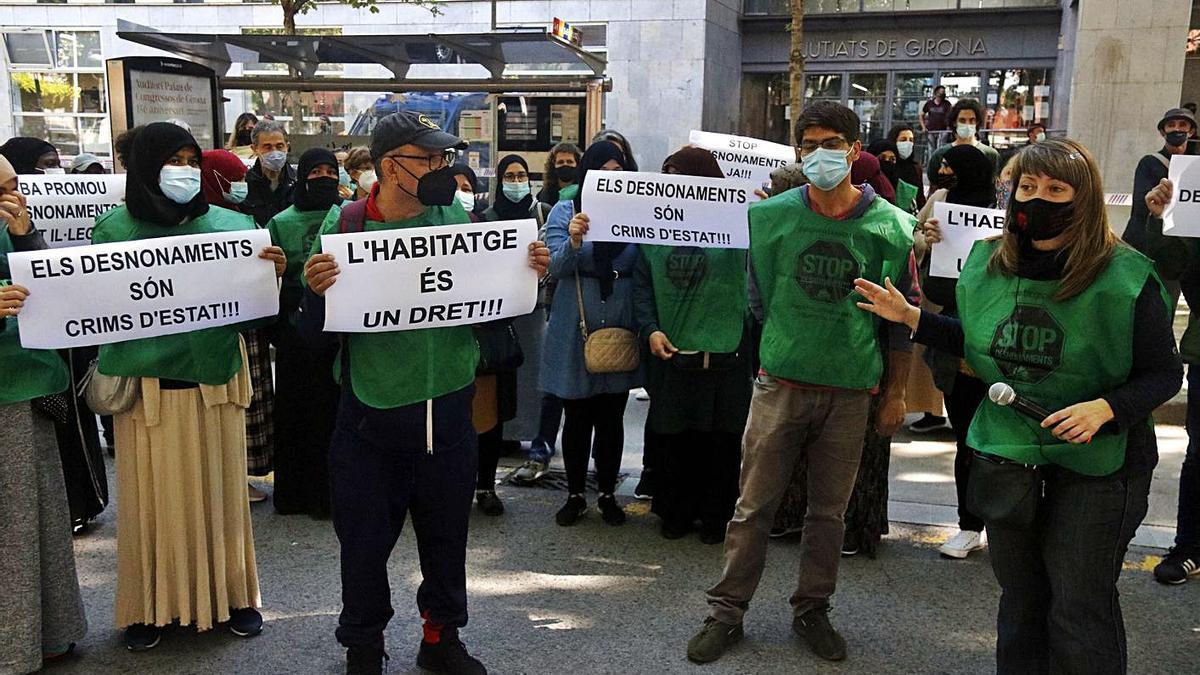 Una protesta de la PAH davant dels Jutjats de Girona, el maig passat.  | ACN