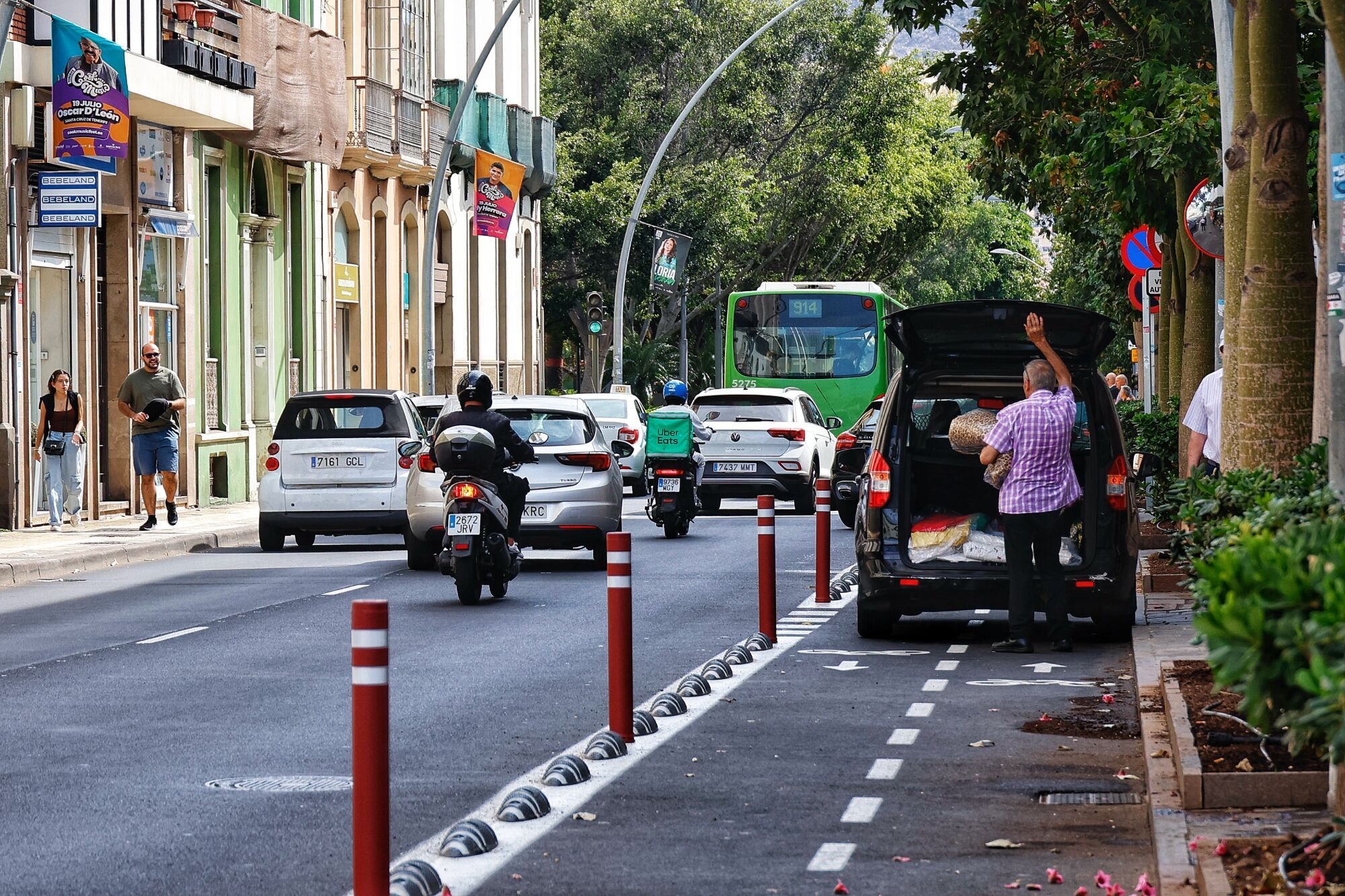 Pivotes en el carril bici de Santa Cruz de Tenerife para evitar que los coches aparquen