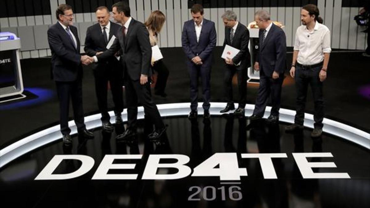 Los cuatro candidatos a la presidencia del Gobierno y los tres moderadores, antes del debate televisivo de anoche.