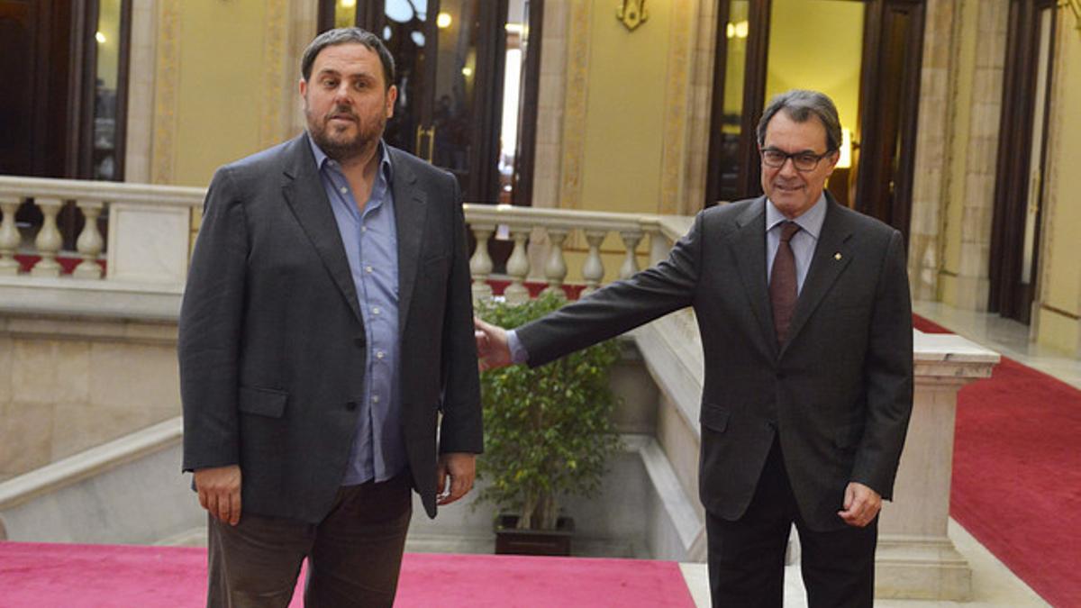 Oriol Junqueras y Artur Mas, antes de la reunión, este jueves en el Parlament.