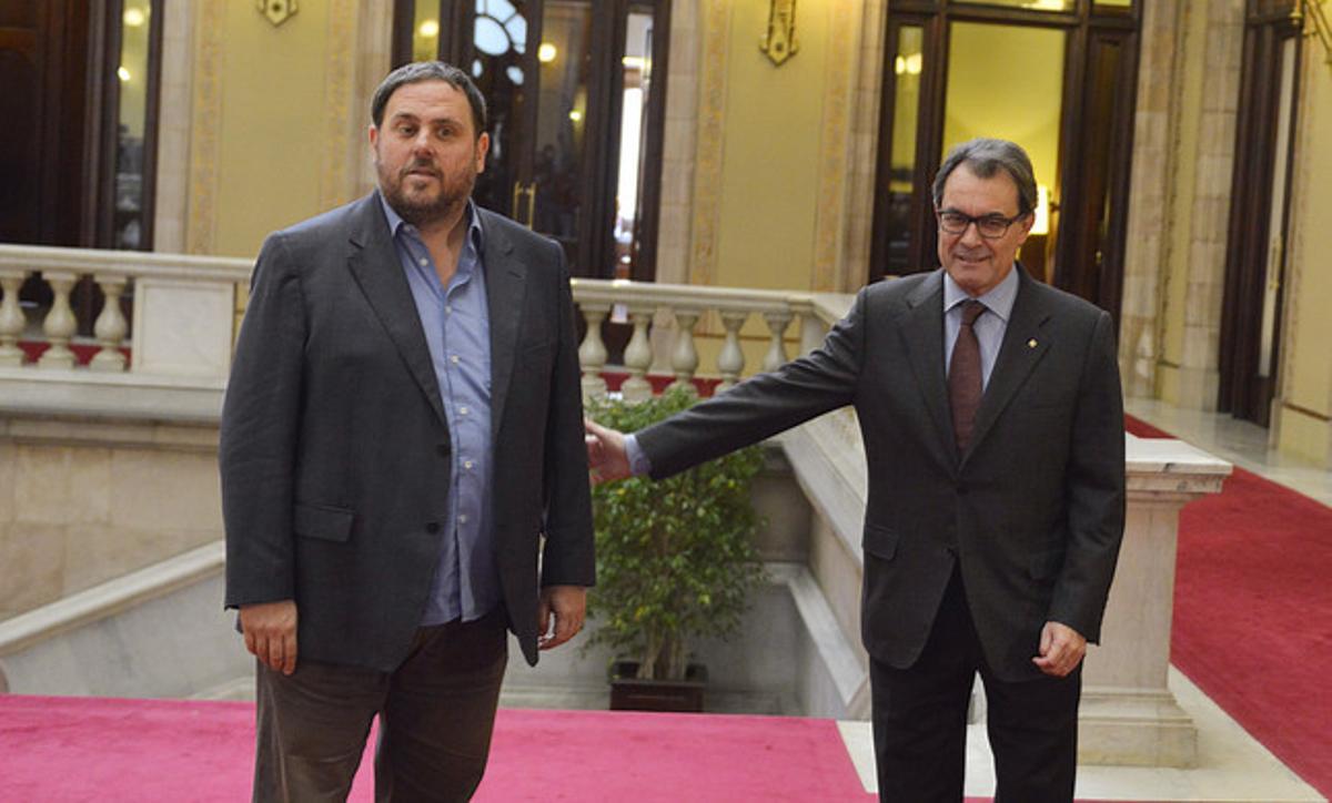 Oriol Junqueras i Artur Mas, abans de la reunió, aquest dijous al Parlament. Oriol Junqueras i Artur Mas, abans de la reunió, aquest dijous al Parlament.