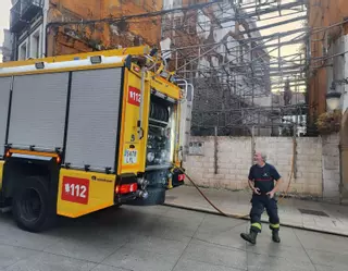 Susto por un incendio en el centro de Avilés: las llamas se desataron en un solar propiedad de Baeza
