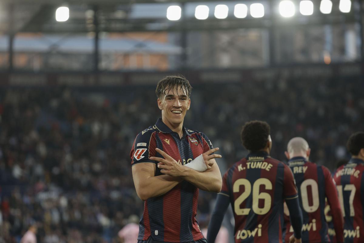 El delantero derl Levante Carlos Espí celebra su gol contra el Oviedo, durante el partido de la jornada 29 de LaLiga EA Sports entre el Levante y el Oviedo, este sábado en el estadio Ciutat de Valencia.-EFE/ Manuel Bruque. (Levante) (Oviedo)