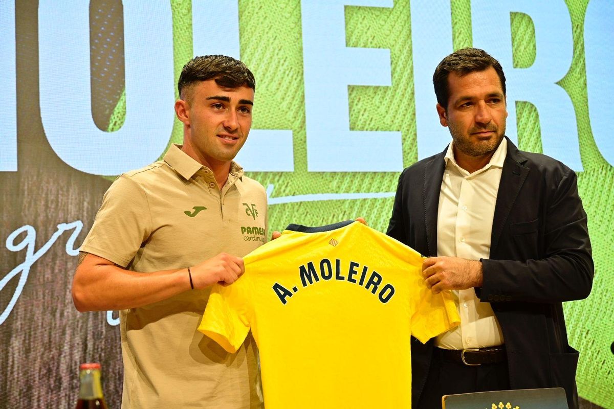 Alberto Moleiro, durante su presentación, con el consejero delegado del Villarreal, Fernando Roig Negueroles.