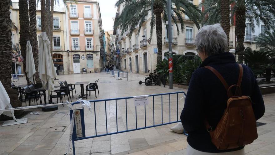 La alerta por viento en Alicante obliga a acordonar la plaza de la Santísima Faz