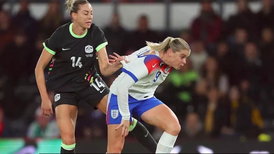 Wiegman y Mead lamentan la expulsión ante Australia: "En un amistoso quieres jugar 11 contra 11"