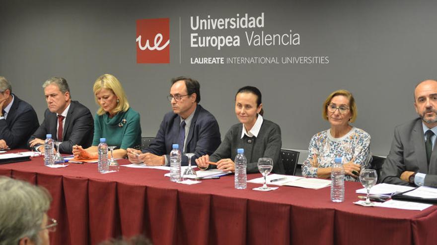 Viguer y Bravo, segundo y tercero por la izquierda, en un acto de la Universidad Europea.