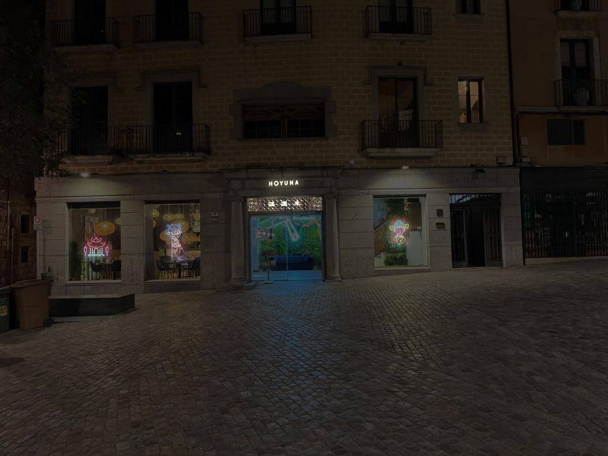 Imatge virtual nocturna del futur establiment, amb el nom Hoyuna.