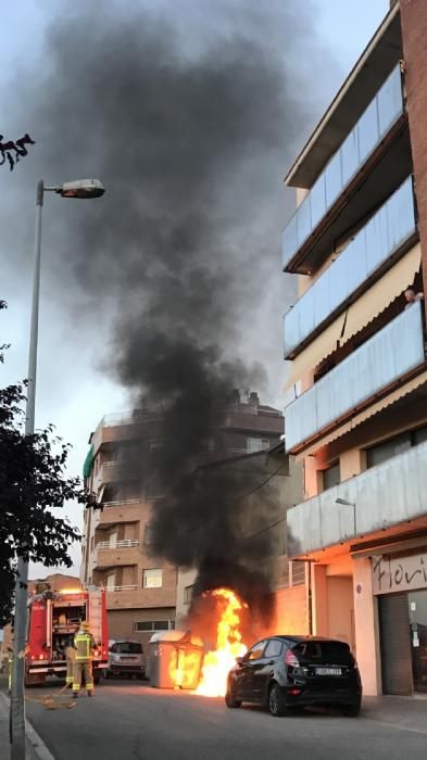 Espectacular incendi d'un contenidor al Creu Guixera