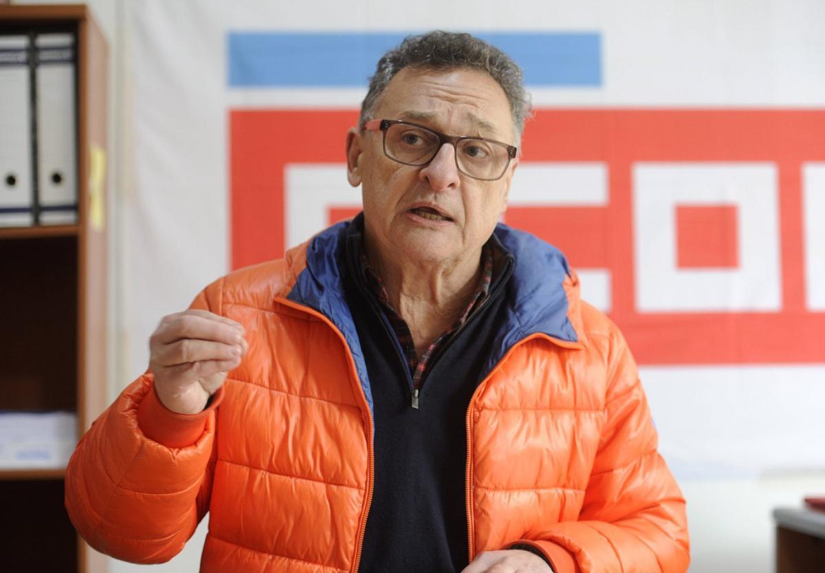 José Luis Pedrosa ayer, en la sede de Comisións Obreiras en Lalín. | BERNABÉ/JAVIER LALÍN