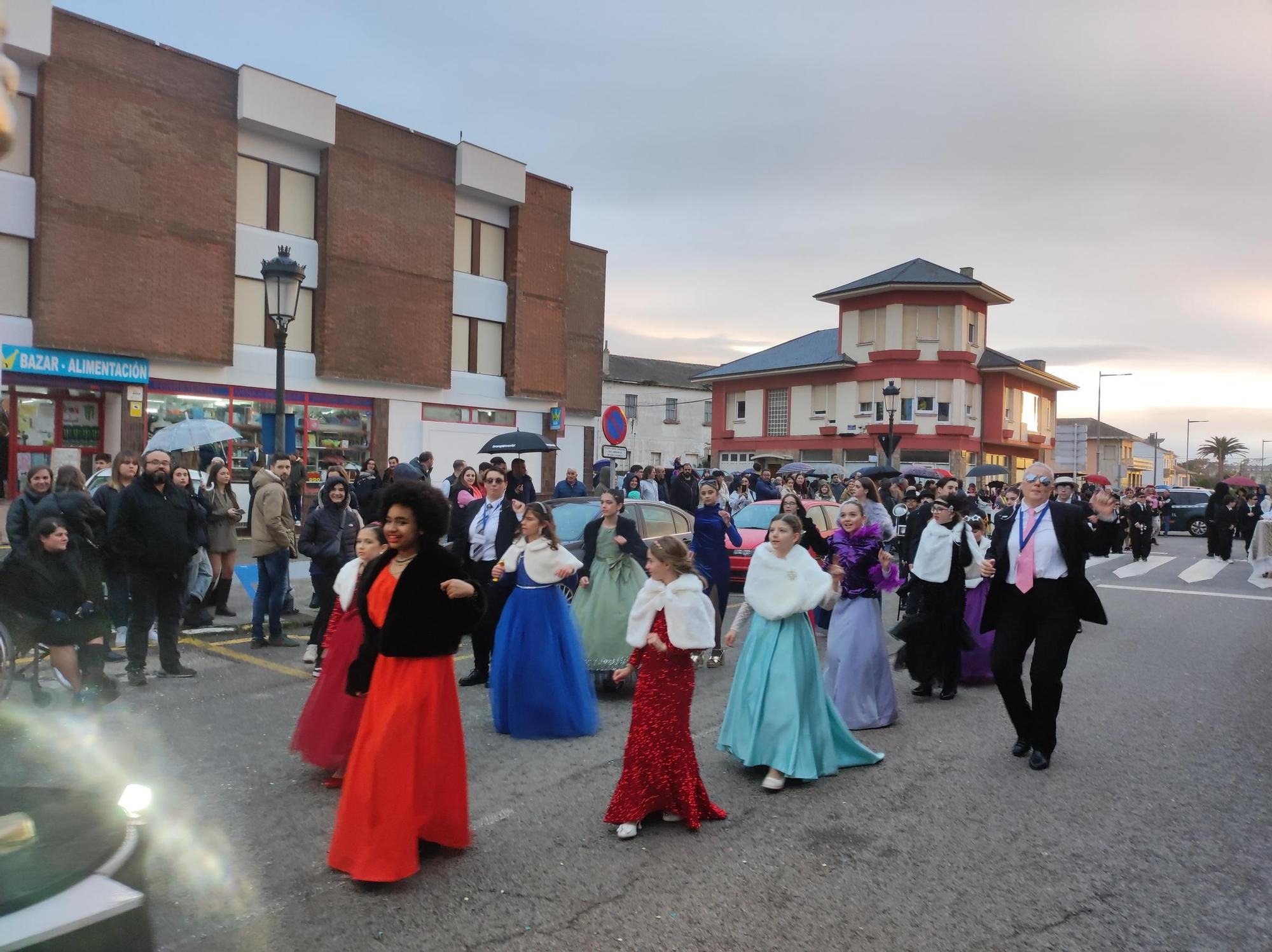 En imágenes: Las calles de Tapia se llenan para ver su vistoso desfile de Carnaval