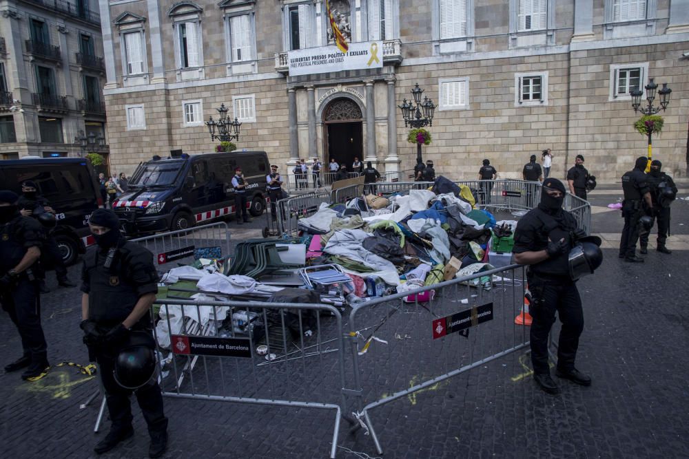 Els Mossos retiren de la plaça Sant Jaume les tendes de l'acampada independentista