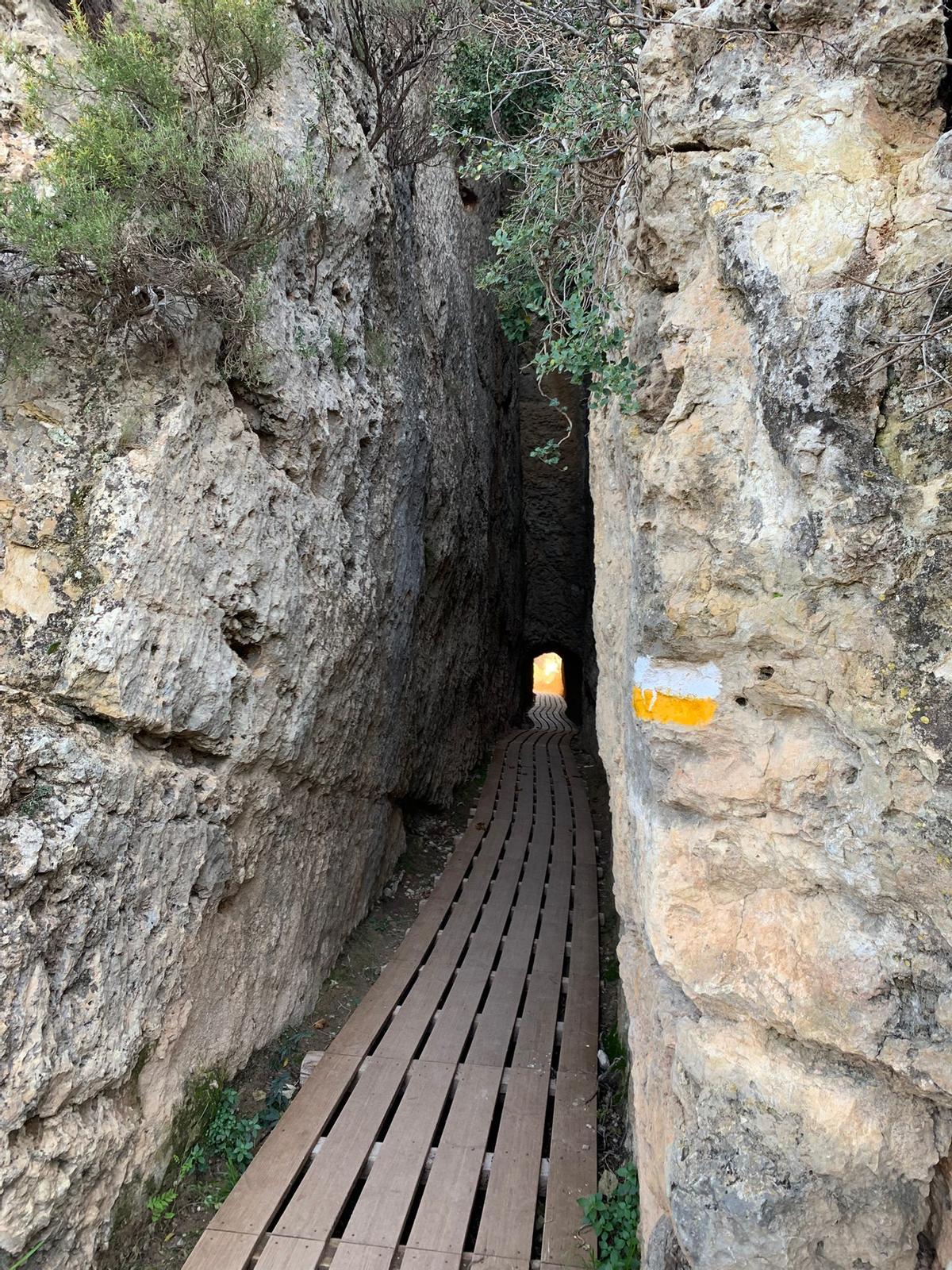 Pasarela a través de piedras durante la ruta