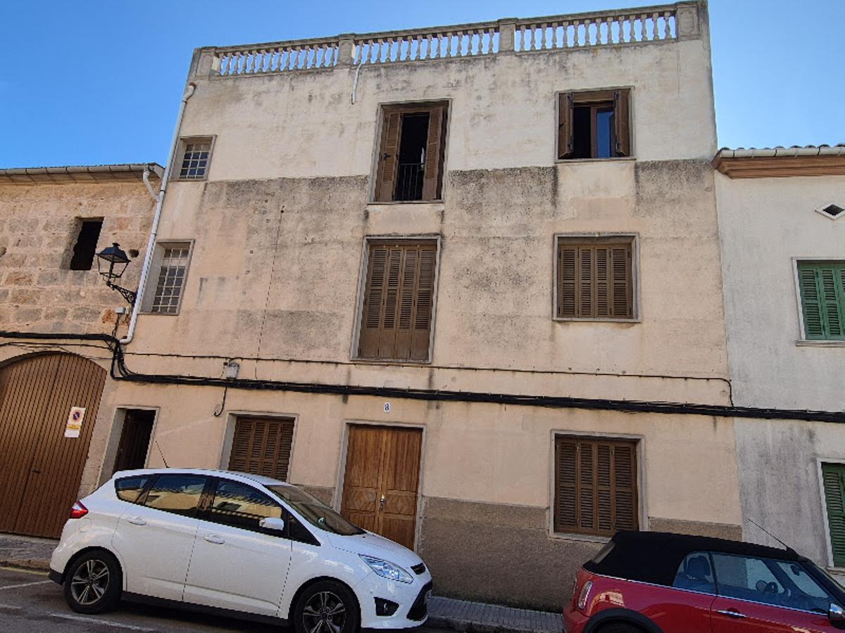 Vivienda del segundo piso de la calle Pare Bartomeu Pou de Algaida, donde ha ocurrido el incendio.