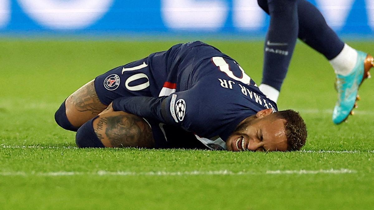Neymar se retuerce en el suelo de dolor tras caer lesionado.