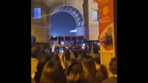 Vídeo | Així es va viure el concert de Coldplay des dels voltants de l’Estadi Olímpic de Montjuic