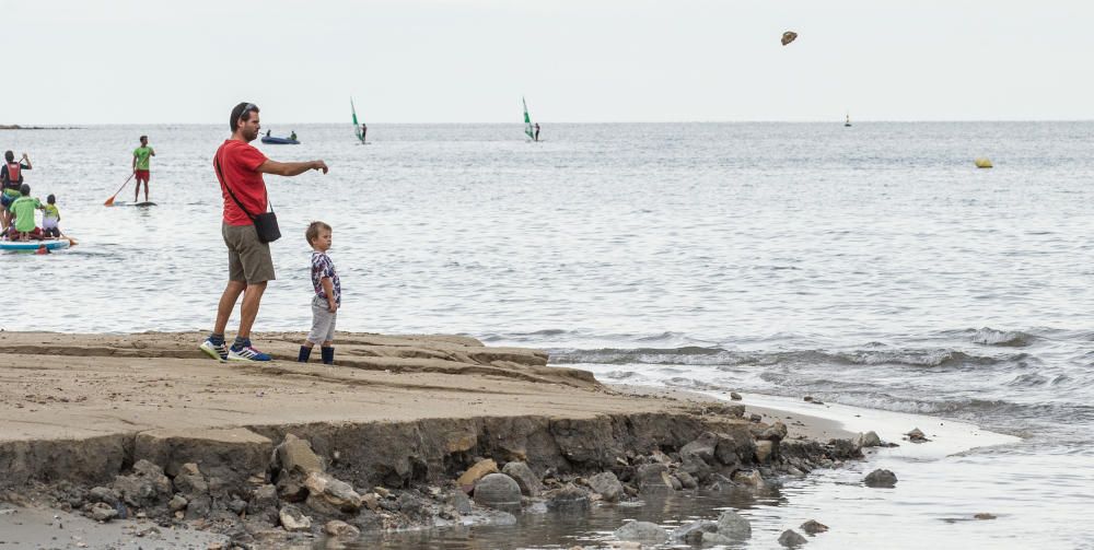 Las lluvias han partido en dos la playa de la Albufereta