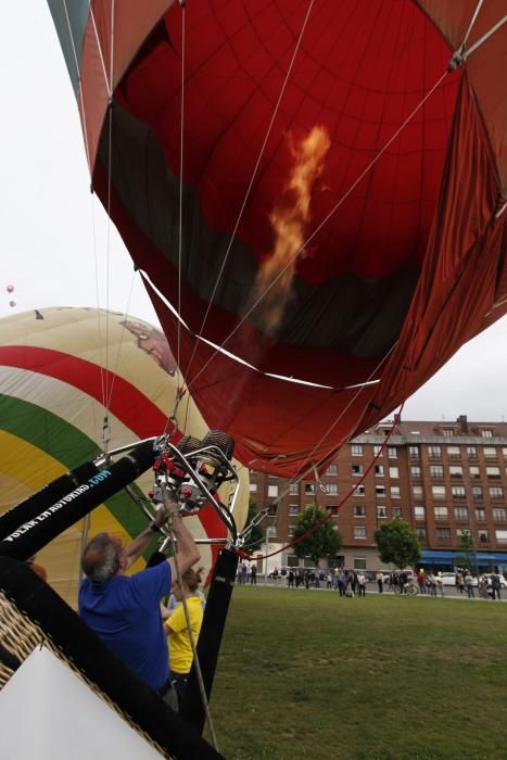 Salida de la regata de globos aerostáticos desde el "solarón", en Gijón.