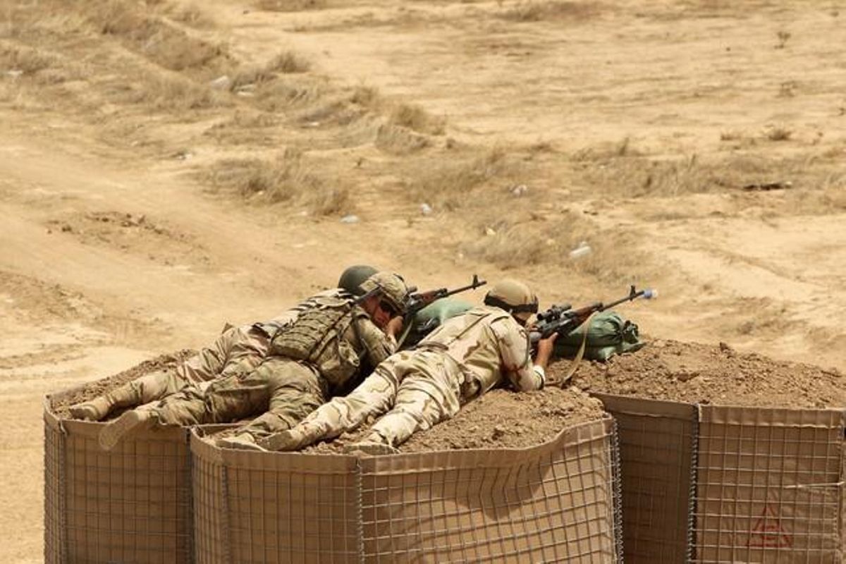 Soldats iraquians participen en maniobres coordinades per instructors militars espanyols. 