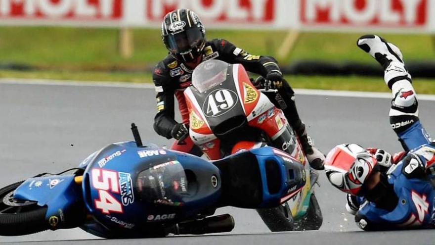 El italiano Matteo Pasini se va por los suelos durante el entrenamiento de Moto2.