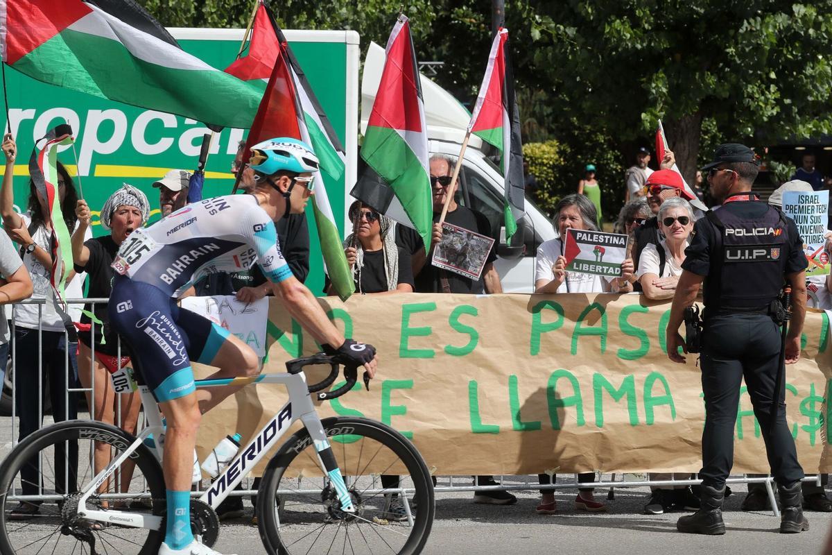 07/09/2025 Un grupo de personas durante una concentración contra la participación de Israel en la Vuelta Ciclista a España, a 7 de septiembre de 2025, en Vegadeo (Asturias). Se produce en la 15ª etapa de la Vuelta Ciclista a España bajo el lema ‘Fora Israel da Volta Ciclista a España’ por la participación del equipo Israel-Premier Tech, uniéndose a la ola de protestas contra la masacre en Gaza que el pasado miércoles obligó a neutralizar el final de etapa en Bilbao. DEPORTES Carlos Castro - Europa Press