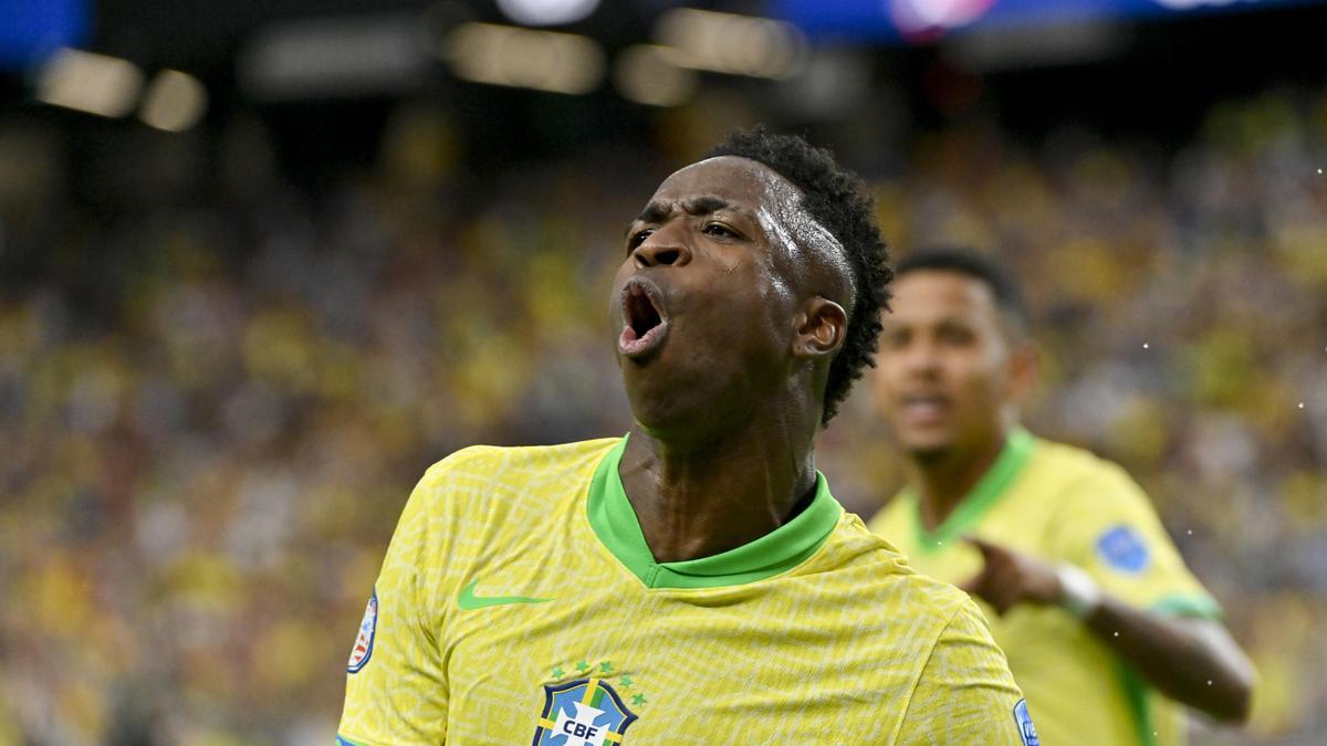 Vinicius Junior celebra un gol con Brasil