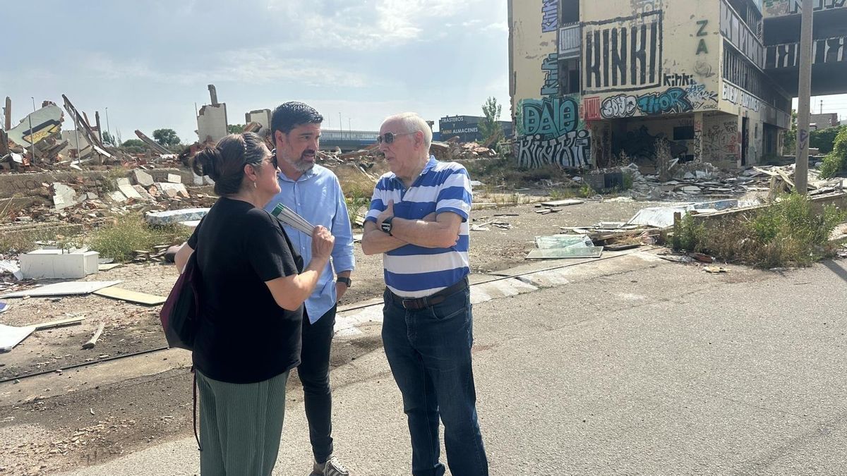 El concejal socialista Horacio Royo, este miércoles en los antiguos suelos de Aceralia junto a dos vecinos.