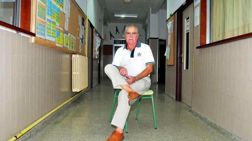 José Alejandro García Fariña, en uno de los corredores del instituto Ramón Cabanillas. // Iñaki Abella