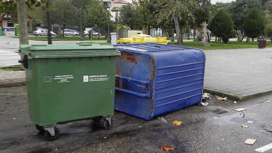 Los viejos contenedores de basura de O Grove, que están siendo vendidos poco a poco. // Muñiz