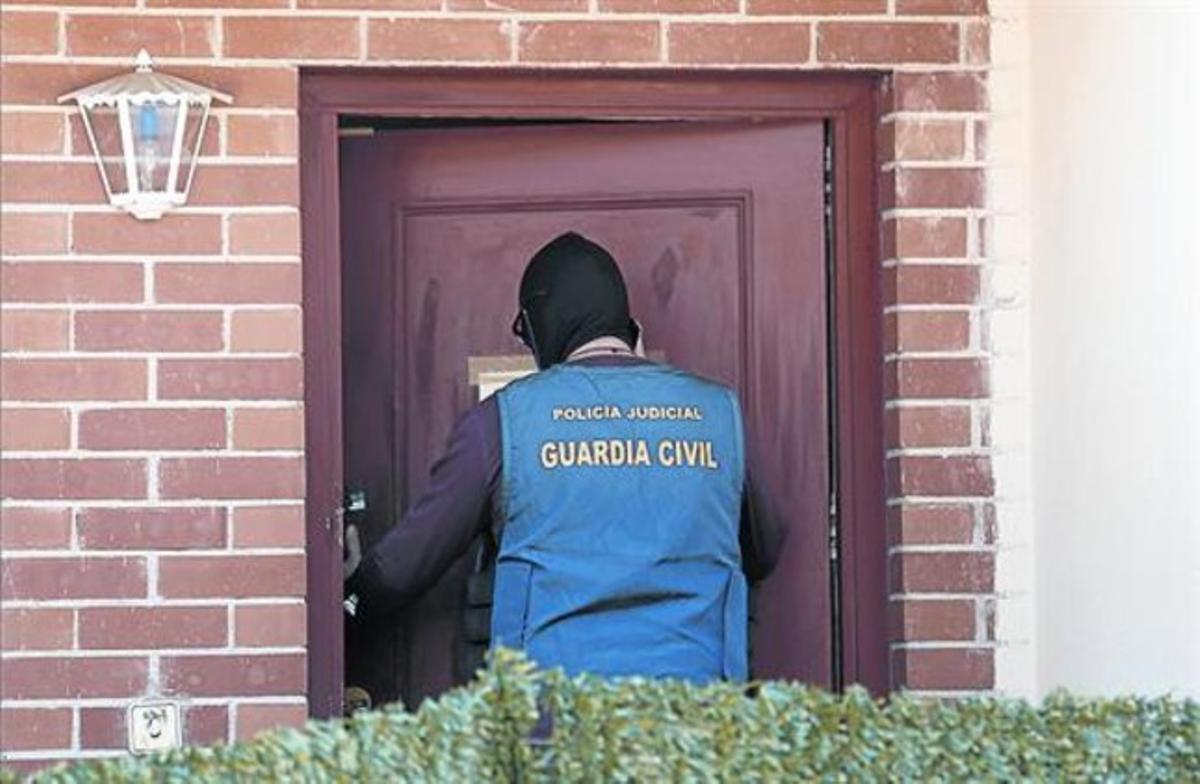 Un agent de la Guàrdia Civil, durant el registre de dilluns a la casa adossada de Majadahonda.