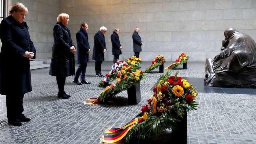 De izq. a dcha., la canciller Angela Merkel; la vicepresidenta del Bundestag, Claudia Roth; el presidente francés, Emmanuel Macron; el presidente alemán, Frank-Walter Steinmeier; el presidente del Bundestag, Daniel Guenther y el del Tribunal Constitucional, Andreas Vosskulhe, ante el monumento a las víctimas de la guerra en Berlín. // Reuters