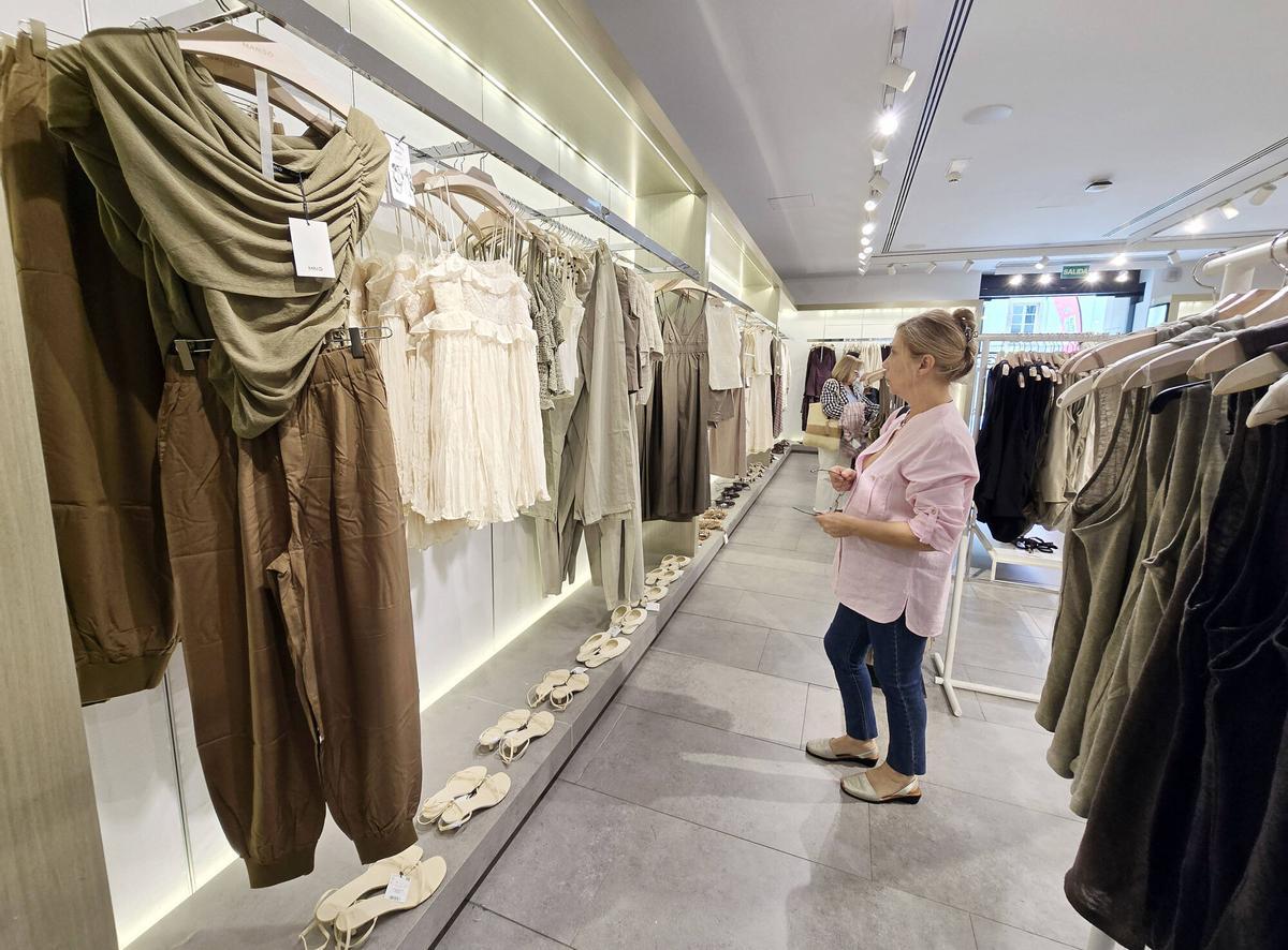 Prendas de colores neutros y sin estampados en diversas tiendas de ropa en Vigo.