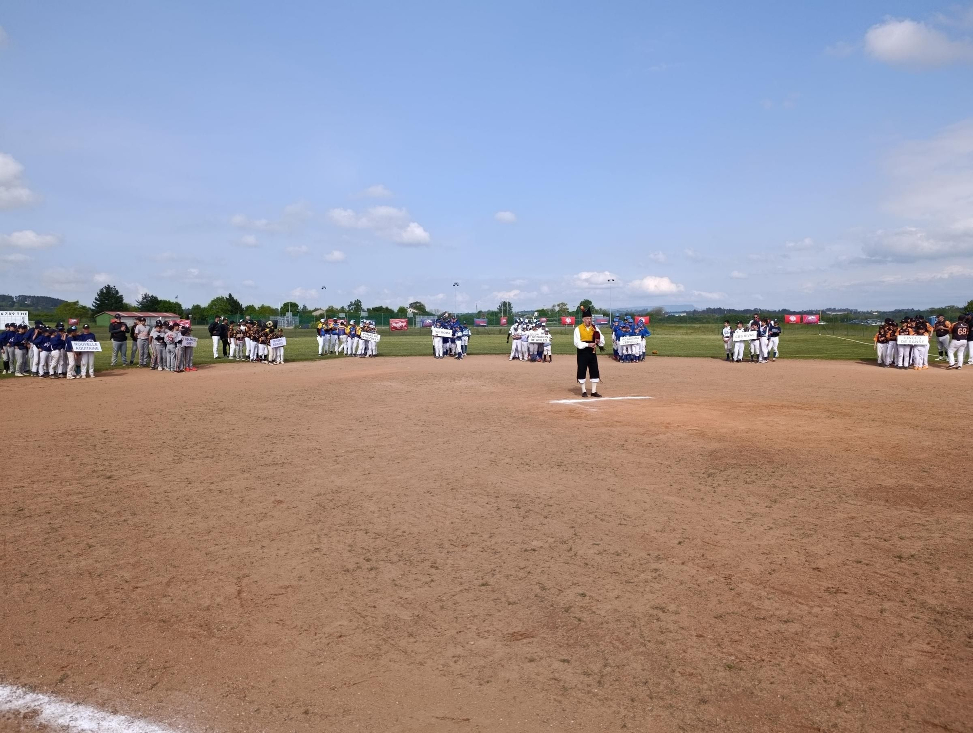 El campeonato Europeo de la Pony League de Béisbol batea en Llanera