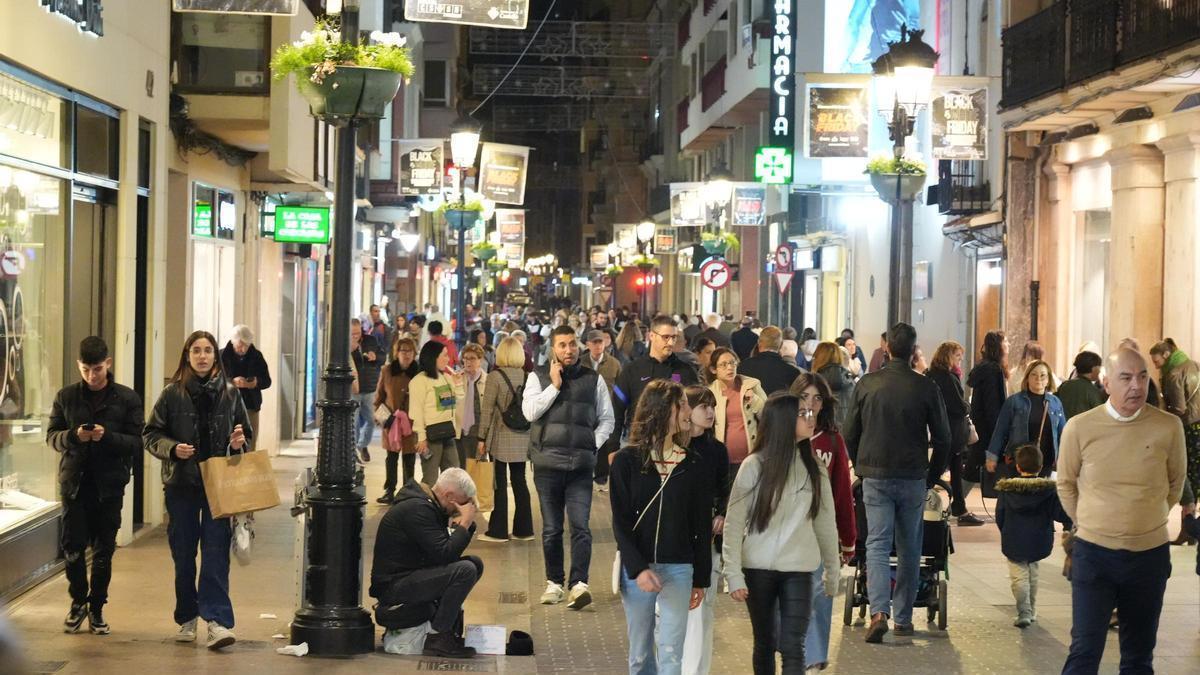 Imagen de archivo de la calle Enmedio de Castelló en una jornada del Black Friday.