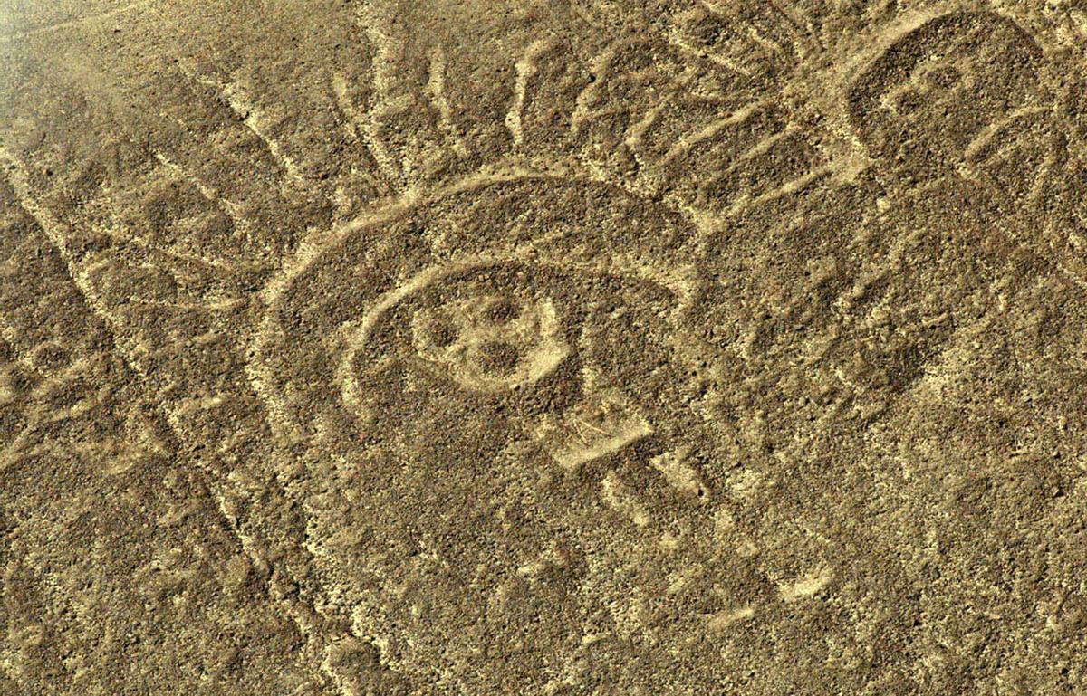 LIM01.LIMA(PERÚ) 27/02/05. Líneas y figuras antropomorfas y zoomorfas pertenecientes a la cultura precolombina Paracas (600-550 A.C), anteriores a las famosas de la pampa de Nazca han sido descubiertas en Perú en la provincia de Palpa, a unos 280 kilómetros al sur de Lima, en el mismo departamento de Ica, sobre una extensión de 150 kilómetros cuadrados. Las figuras están dibujadas sobre las laderas de los cerros y colinas. EFE/Antonio Escalante. El Comercio