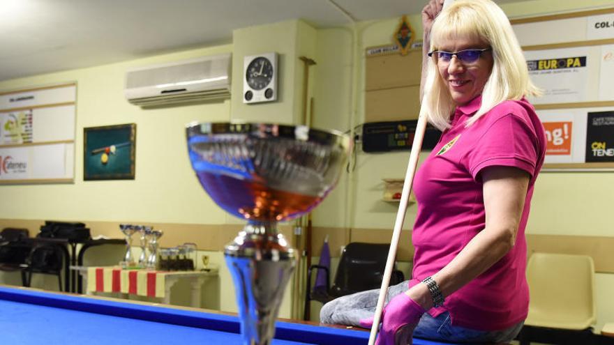 Georgeta Anghel posant amb la copa que l&#039;acredita com a campiona.