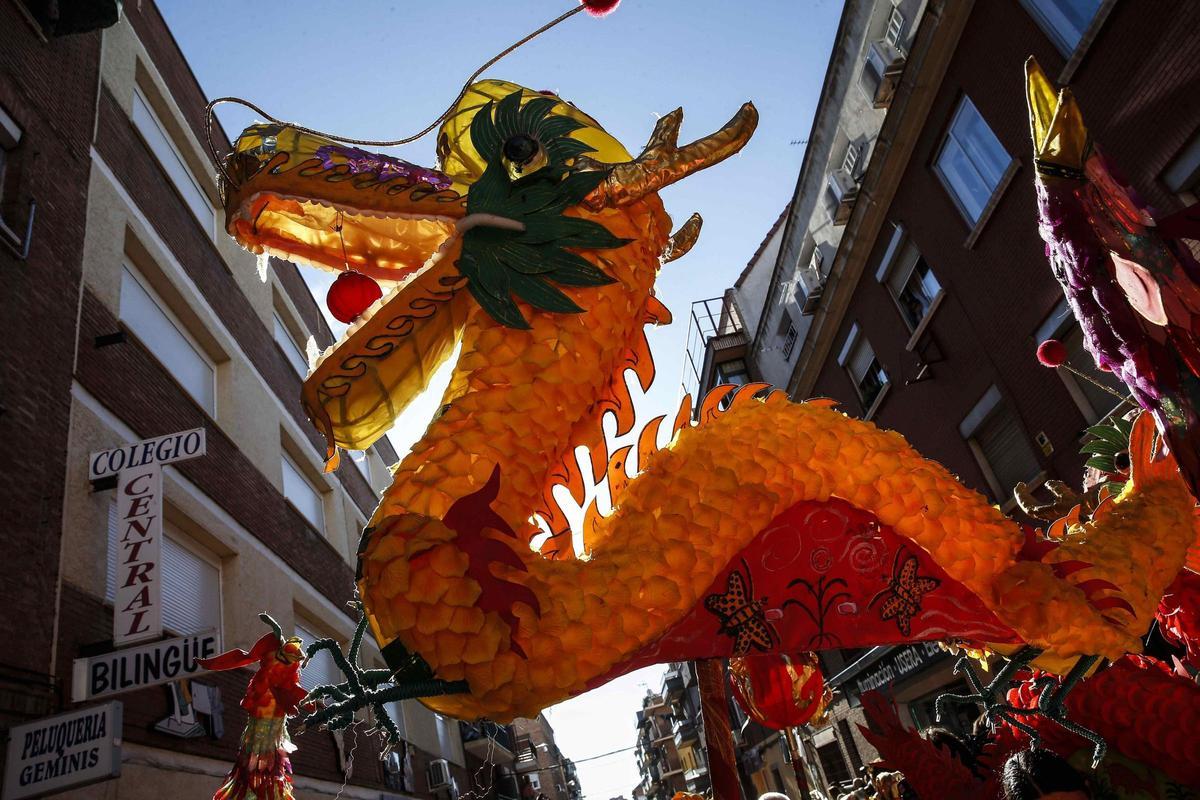 Un dragón rojo en las celebraciones del Año Nuevo chino