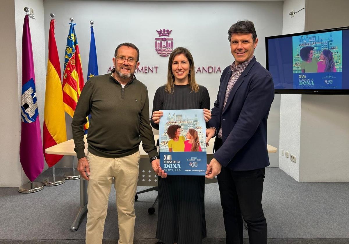 El presidente del CA Safor Teika, Vicent Boscà, con el concejal Jesús Naveiro y Marta Bertomeu, de la Fundación Vicky Foods.