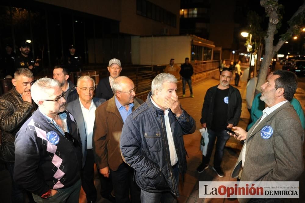 La noche de protesta de los agricultores se pasa con migas