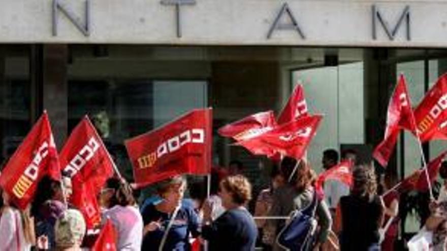Manifestación de las trabajadoras sociales de ASER ante las puertas del Ayuntamiento de Benidorm, el pasado 17 de octubre.