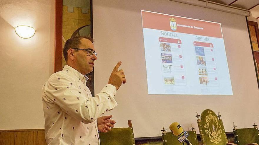 El edil de Administración Interior Fernando Marcos presentando la App municipal hace un año.